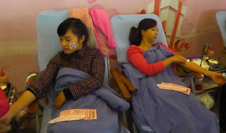 Những “bóng hồng” hiến máu trong ngày 8-3 ảnh 1