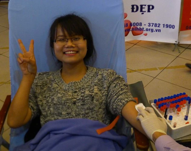 Những “bóng hồng” hiến máu trong ngày 8-3 ảnh 7