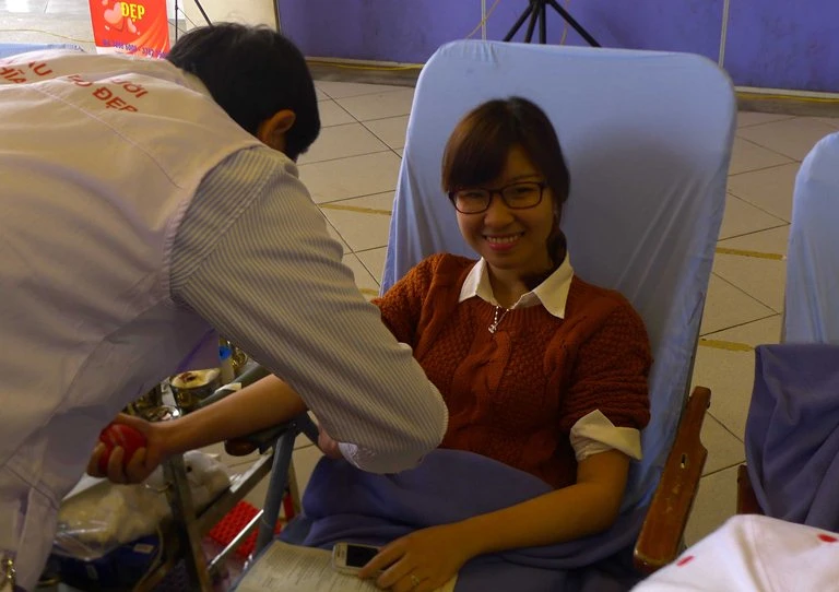 Những “bóng hồng” hiến máu trong ngày 8-3 ảnh 8