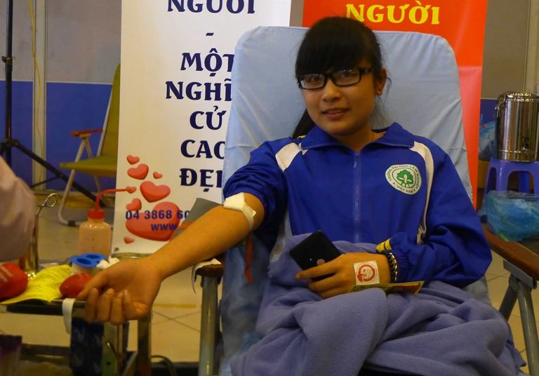Những “bóng hồng” hiến máu trong ngày 8-3 ảnh 12