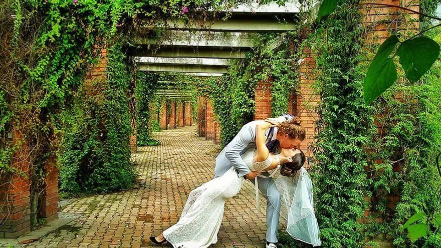 Cặp uyên ương đi đến đâu cưới đến đó - 12