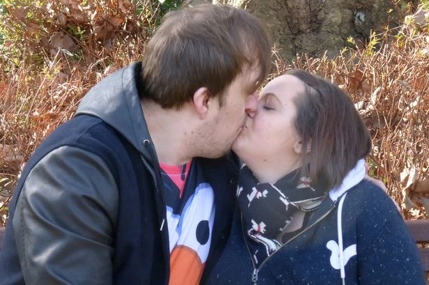 Tình yêu luôn đẹp, ngay cả khi bạn xấu ảnh 1