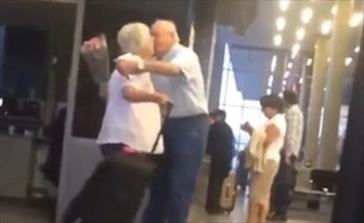 Điều ngọt ngào ở sân bay ảnh 1