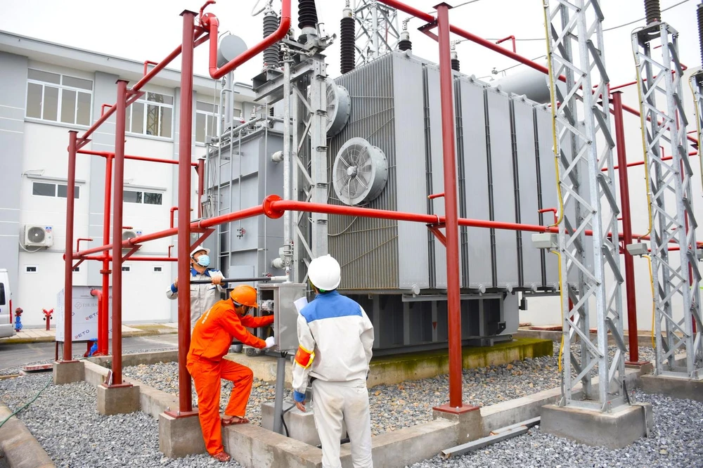 EVNHANOI đồng loạt triển khai đầu tư xây dựng, bổ sung các trạm biến áp 110 kV, 220 kV trên địa bàn, đáp ứng nhu cầu sinh hoạt và sản xuất của khách hàng.