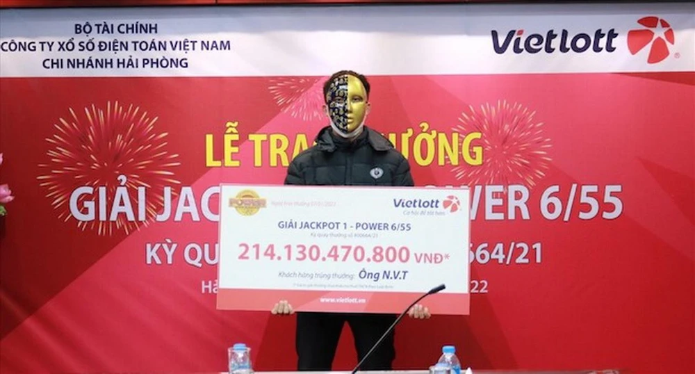 Giải xổ số “khủng” thứ nhì tại Việt Nam cũng là một Jackpot 1 của Power 6/55. Đặc biệt hơn khi danh tính chủ nhân được xác định là anh N.V.T - một tài xế xe công nghệ ở Hà Nội. Trong một lần trả khách gần điểm bán hàng, anh T. đã vào mua một tấm vé theo thói quen, không ngờ tấm vé đó trúng Jackpot 1 kỳ quay #00664 (mở thưởng ngày 25-12-2021) trị giá tới hơn 214 tỉ đồng.