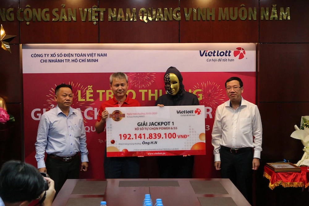 Jackpot 1 tại kỳ quay #00423 (mở thưởng ngày 12-5-2020) trị giá hơn 192 tỉ đồng cũng “khủng” không kém. Jackpot này “nổ” ở TP.HCM, thuộc về người chơi tên H.N. Đây là “fan” của Vietlott khi đã mua vé số Vietlott liên tục trong 4 năm trước khi chạm tay vào Jackpot nói trên.