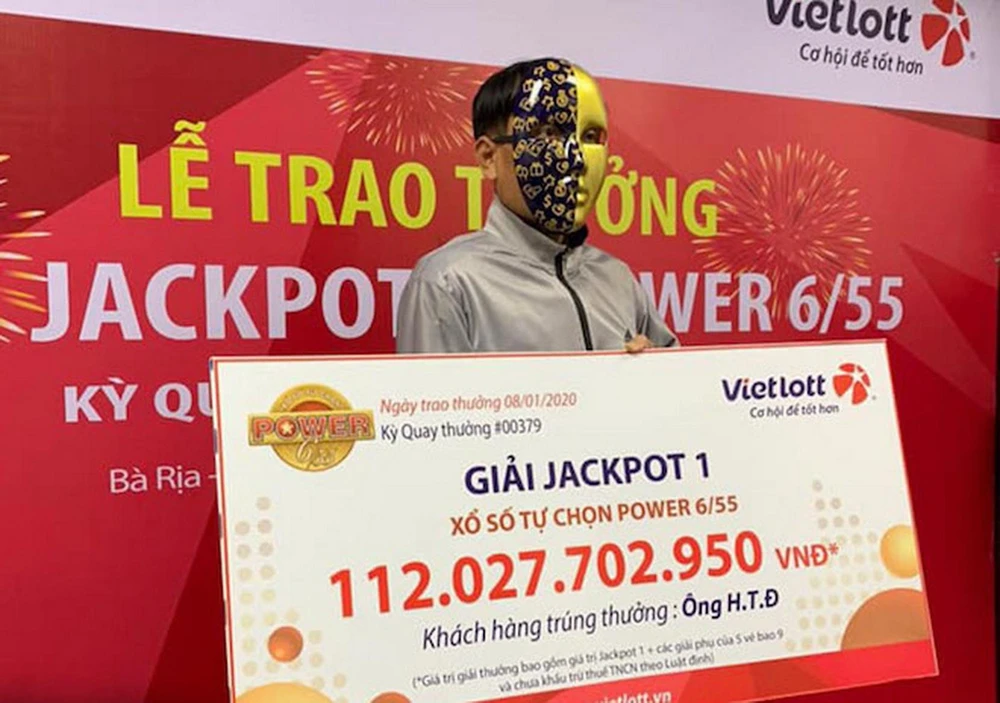 Trước đó, cũng là mua vé số Vietlott dạng “bao”, một vé “bao 9” từng trúng Jackpot 1 trị giá hơn 112 tỉ đồng tại kỳ quay #00379 (mở thưởng ngày 4-1-2020). Khi đó, chủ nhân giải thưởng là ông H.T.Đ ở Bình Dương đã chia sẻ “bí kíp” săn Jackpot của mình: Ông dựa vào kết quả của khoảng 20 kỳ gần nhất để nghiên cứu các bộ số sẽ mua và ông thường mua vé Vietlott “bao 8” hoặc “bao 9”.