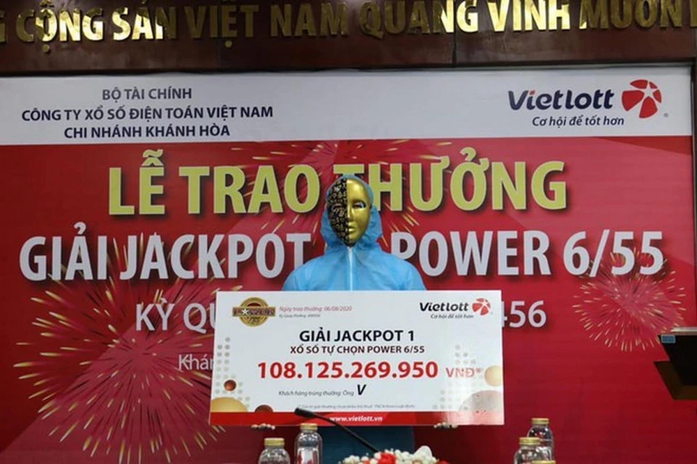 Jackpot 1 kỳ quay #00456 (mở thưởng ngày 28-7-2020) thì “nổ” ở một tỉnh duyên hải Nam Trung Bộ là Khánh Hòa. Sau bữa cơm tối cùng ngày mở thưởng, ông V. - chủ nhân giải thưởng đã dò số và biết ngay trị giá tờ vé trên tay không chỉ 10.000 đồng mà là hơn 108 tỉ đồng. Như nhiều tỉ phú Vietlott khác, ông V. đã phải chuẩn bị sẵn sàng tâm lý trước khi liên hệ Vietlott yêu cầu làm thủ tục trả thưởng sau đó khoảng 10 ngày.