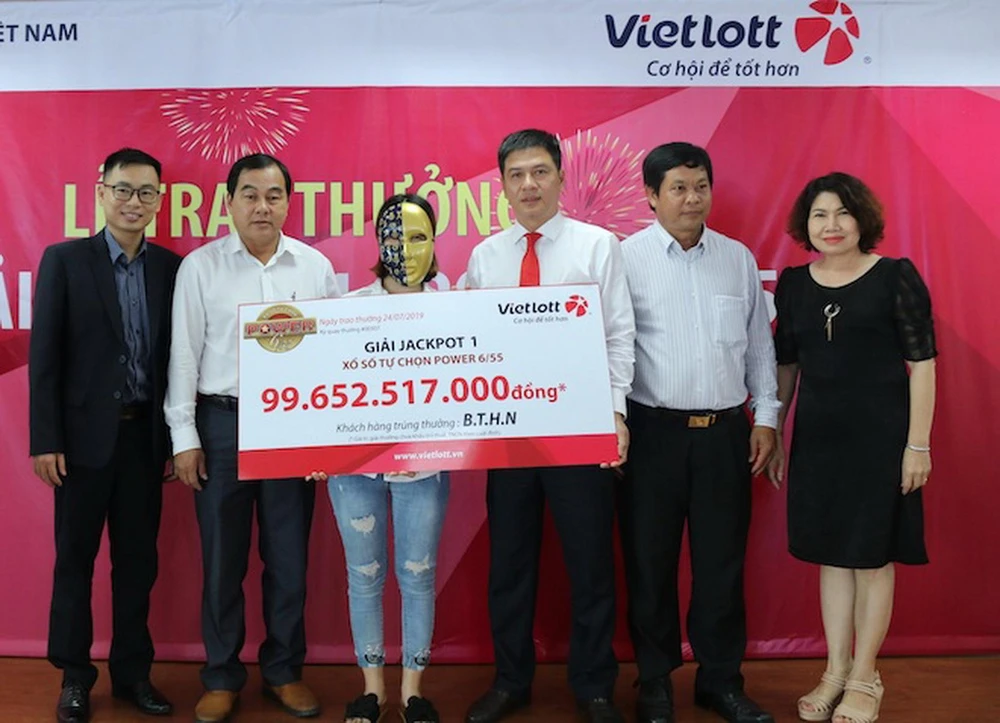 Khu vực Đồng bằng Sông Cửu Long cũng không ít lần tìm ra các tỉ phú Vietlott. Trong đó, chị B.T.H.N (thợ làm tóc có hộ khẩu tại huyện Giồng Trôm, tỉnh Bến Tre) là người may mắn trúng Jackpot 1 - Power 6/55 kỳ quay #00307 (mở thưởng ngày 20-7-2019) trị giá gần 100 tỉ đồng.