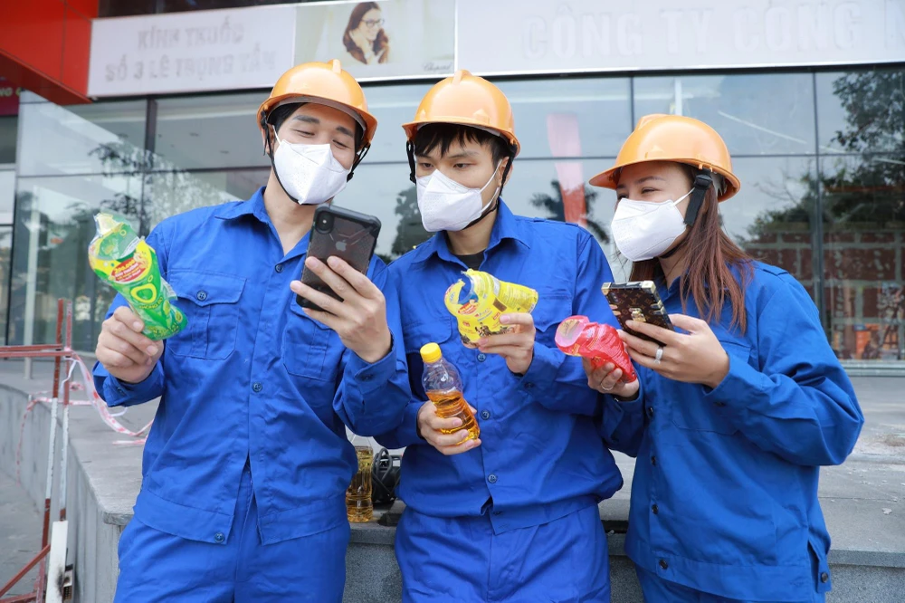 Chương trình thu hút mọi tầng lớp người dân ở mọi độ tuổi tham gia. (Trong hình là những công nhân nhắn tin về tổng đài 6020 để tham gia chương trình).