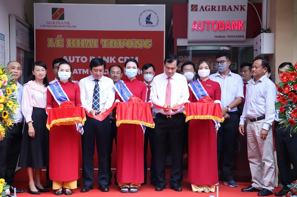 PGS. TS Trần Lê Quan – Hiệu trưởng nhà trường và ông Nguyễn Đình Huấn – Giám đốc Agribank CN Bình Thạnh cắt băng khai trương và đưa vào hoạt động máy Autobank CDM