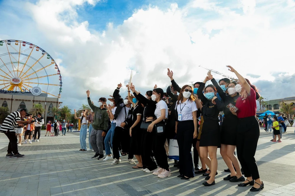 Hàng ngàn du khách tận hưởng không khí sôi động trong DJ show tại NovaWorld Phan Thiet. Ảnh: Novaland