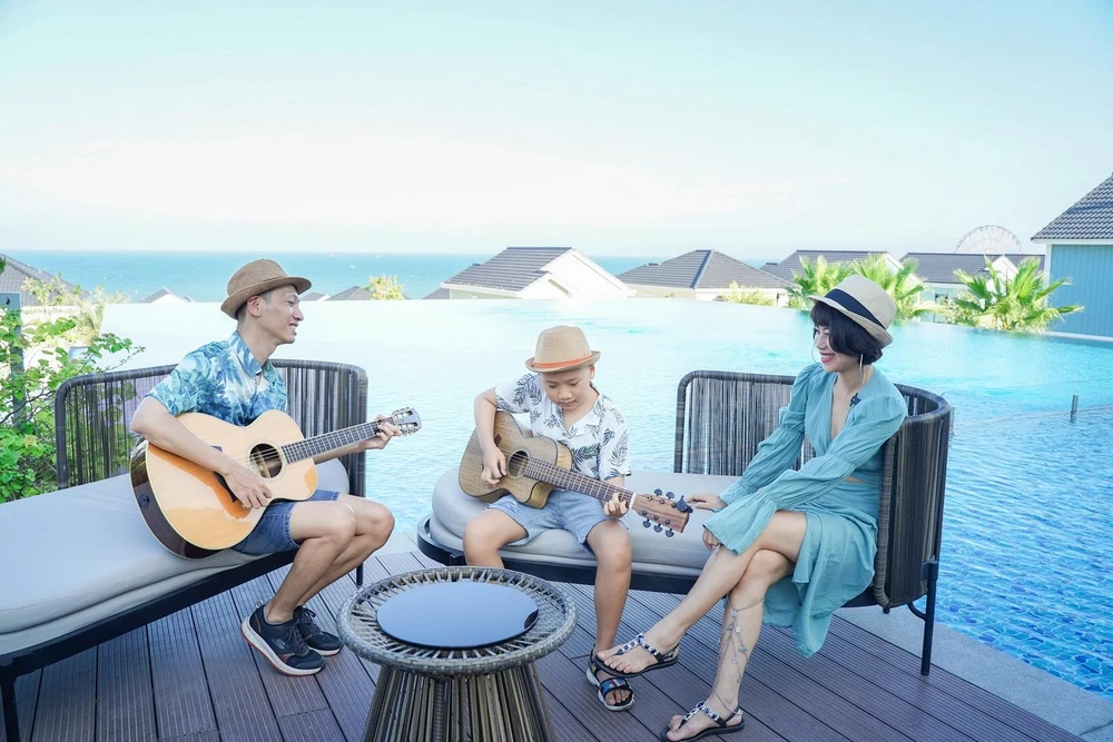 Giây phút cả gia đình nhạc sĩ Thanh Tâm cùng nhau thư giãn và thả lỏng. Ảnh: Novaland