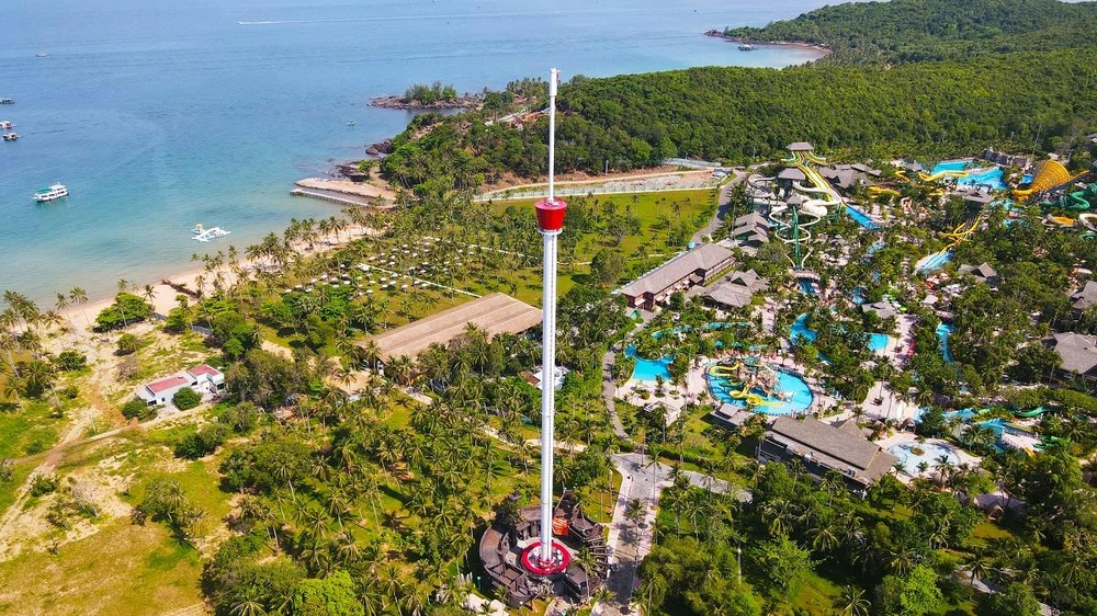 Du khách thích thú trải nghiệm trò chơi Mắt đại bàng tại Sun World Hon Thom Nature Park.