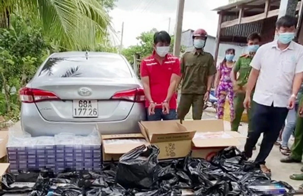 Tăng thuế tiêu thụ đặc biệt phải đi đôi với các giải pháp đồng bộ, trong đó có chống buôn lậu thuốc lá. Trong ảnh: Một vụ bắt thuốc lá lậu tại tỉnh An Giang.