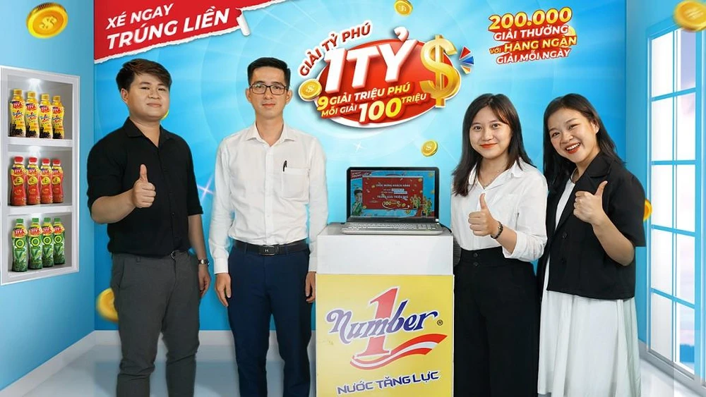 Ông Huỳnh Tuấn Hoàng (áo trắng) đại diện Sở Công thương Bình Dương trực tiếp tham gia buổi quay số trúng thưởng. Ông Huỳnh Tuấn Hoàng (áo trắng) đại diện Sở Công thương Bình Dương trực tiếp tham gia buổi quay số trúng thưởng.