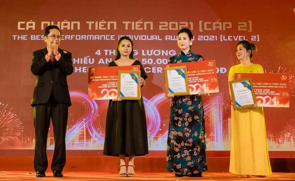 Các chính sách thưởng đột xuất, thưởng Tết từ 3-6 tháng lương cho CBNV xuất sắc, tiên tiến. Các chính sách thưởng đột xuất, thưởng Tết từ 3-6 tháng lương cho CBNV xuất sắc, tiên tiến.