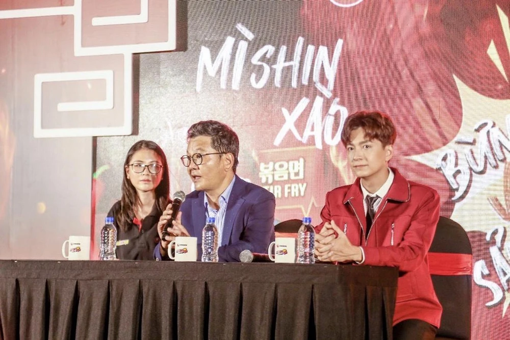 Đại diện Nongshim Việt Nam – ông Charlie Kim và ca sĩ Ngô Kiến Huy.