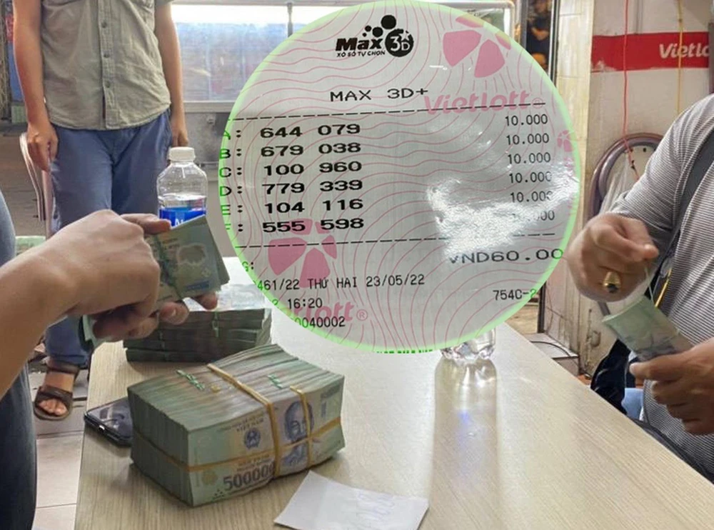 Anh Hên kiểm đếm và nhận tiền thưởng bằng tiền mặt. Anh Hên kiểm đếm và nhận tiền thưởng bằng tiền mặt.