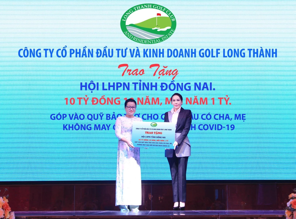 Bà Lê Nữ Thùy Dương – Phó Chủ tịch HĐQT Golf Long Thành (bên phải) trao bảng biểu trưng tài trợ cho đại diện lãnh đạo Hội Liên hiệp Phụ nữ tỉnh Đồng Nai.