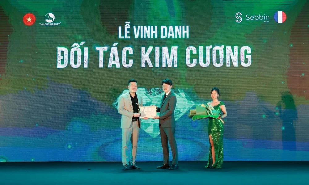 Bệnh viện Thẩm mỹ Thu Cúc vinh dự được Sebbin vinh danh là đối tác kim cương