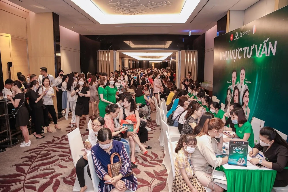 Khu vực lễ tân đều chật kín người, cho thấy sức nóng của sự kiện rất lớn