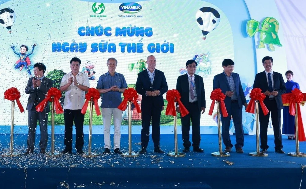 Đại diện Hiệp Hội Sữa cùng các Đại biểu chính thức khai mạc các hoạt động chào mừng Ngày sữa Thế giới 1-6.