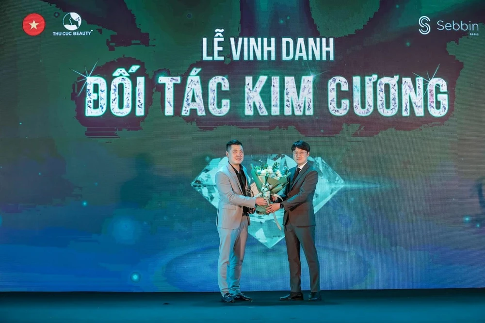 Đại diện Bệnh viện Thẩm mỹ Thu Cúc nhận hoa và cúp vinh danh từ đối tác Sebbin.