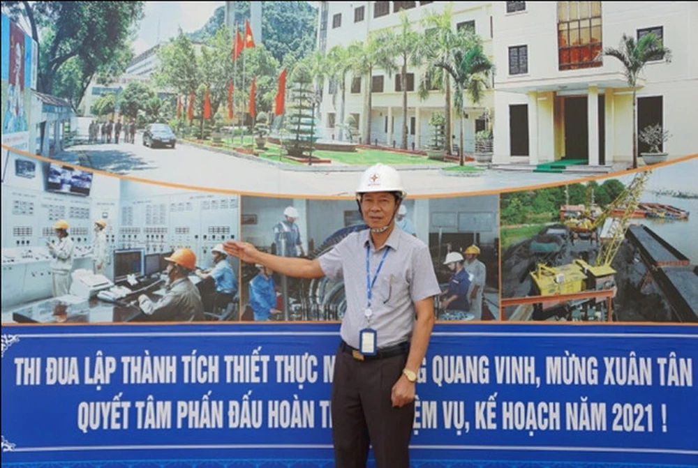 Ông Trịnh Văn Đoàn - Tổng Giám đốc Công ty CP Nhiệt điện Ninh Bình chia sẻ với phóng viên về công tác bảo vệ môi trường, sản xuất kinh doanh của công ty.