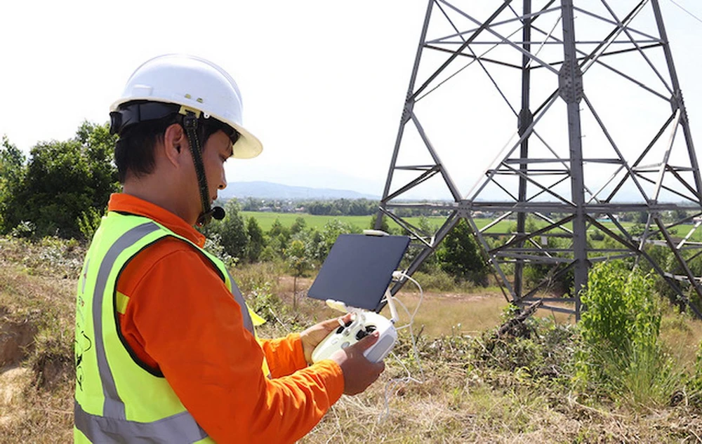 Kỹ sư thao tác ứng dụng AI kết hợp thiết bị bay tự động kiểm tra và phát hiện các bất thường thiết bị lưới điện.