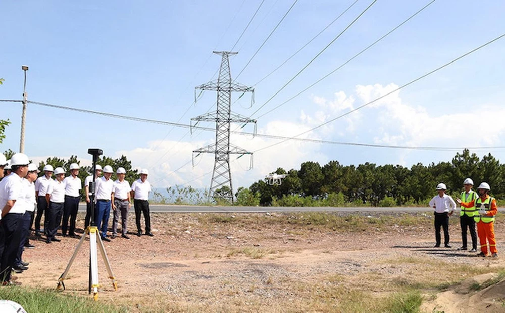 Lãnh đạo EVN, EVNNPT theo dõi quá trình thiết bị bay kiểm tra hệ thống điện.Lãnh đạo EVN, EVNNPT theo dõi quá trình thiết bị bay kiểm tra hệ thống điện.