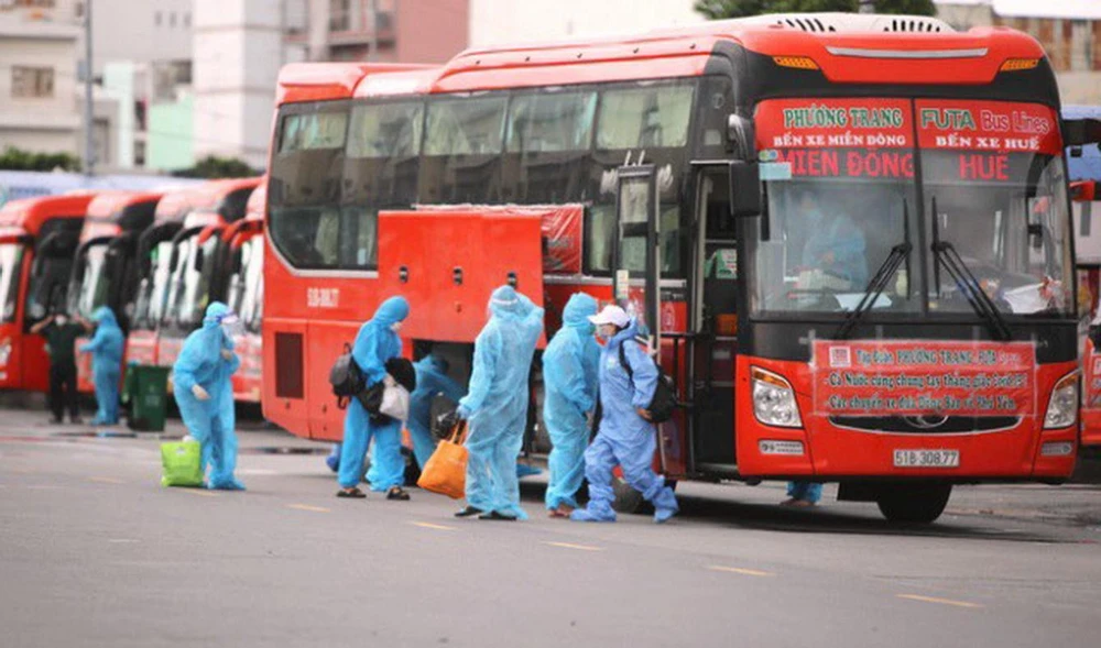 Phương tiện đưa người dân về quê tại bến xe Miền Đông