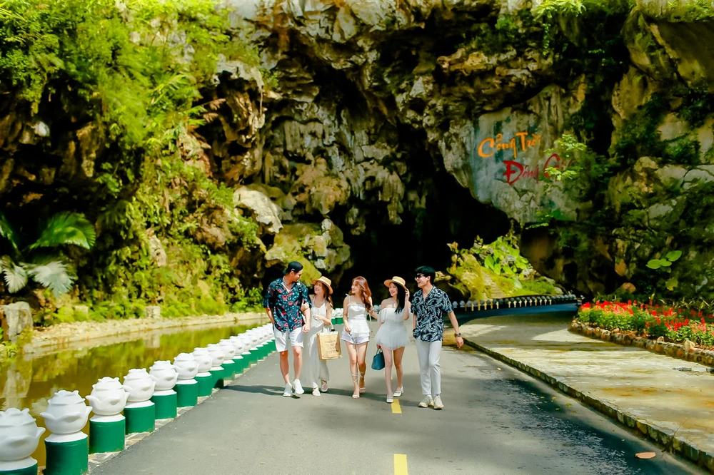 Khu du lịch sinh thái Cổng Trời Đông Giang giảm giá vé cho người Quảng Nam-Đà Nẵng. Khu du lịch sinh thái Cổng Trời Đông Giang giảm giá vé cho người Quảng Nam-Đà Nẵng.