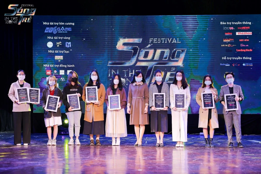 Vinh danh nhà Bảo trợ truyền thông tại Đại nhạc hội Sóng Trẻ Festival.