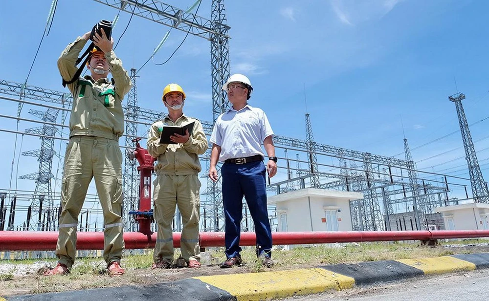 Ông Phạm Quang Hòa (áo trắng), Phó Giám đốc PTC1 kiểm tra công tác vận hành hệ thống điện.