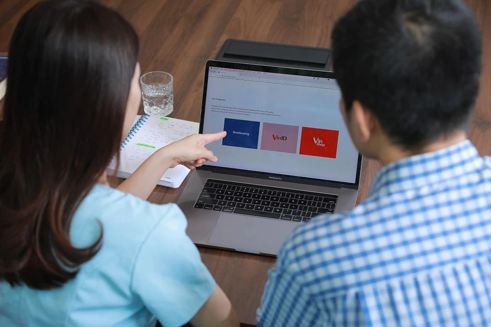 Các sản phẩm công nghệ của One Mount là VinID, VinShop và OneHousing đã rất gần gũi với người tiêu dùng Việt. Các sản phẩm công nghệ của One Mount là VinID, VinShop và OneHousing đã rất gần gũi với người tiêu dùng Việt.