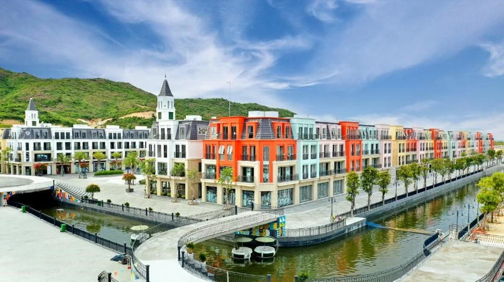 Du khách có thể nhâm nhi café trong không gian lãng mạn với kênh đào