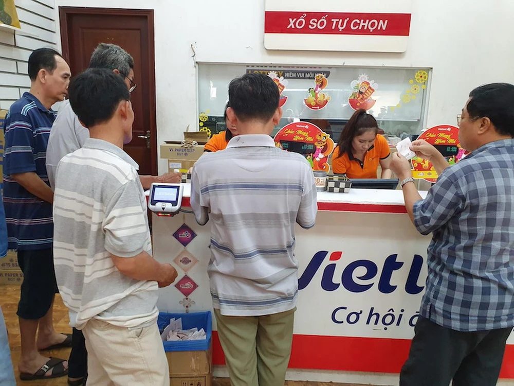 Các điểm bán vé số Vietlott sôi động hẳn mỗi khi Jackpot tăng cao. (Ảnh minh họa)