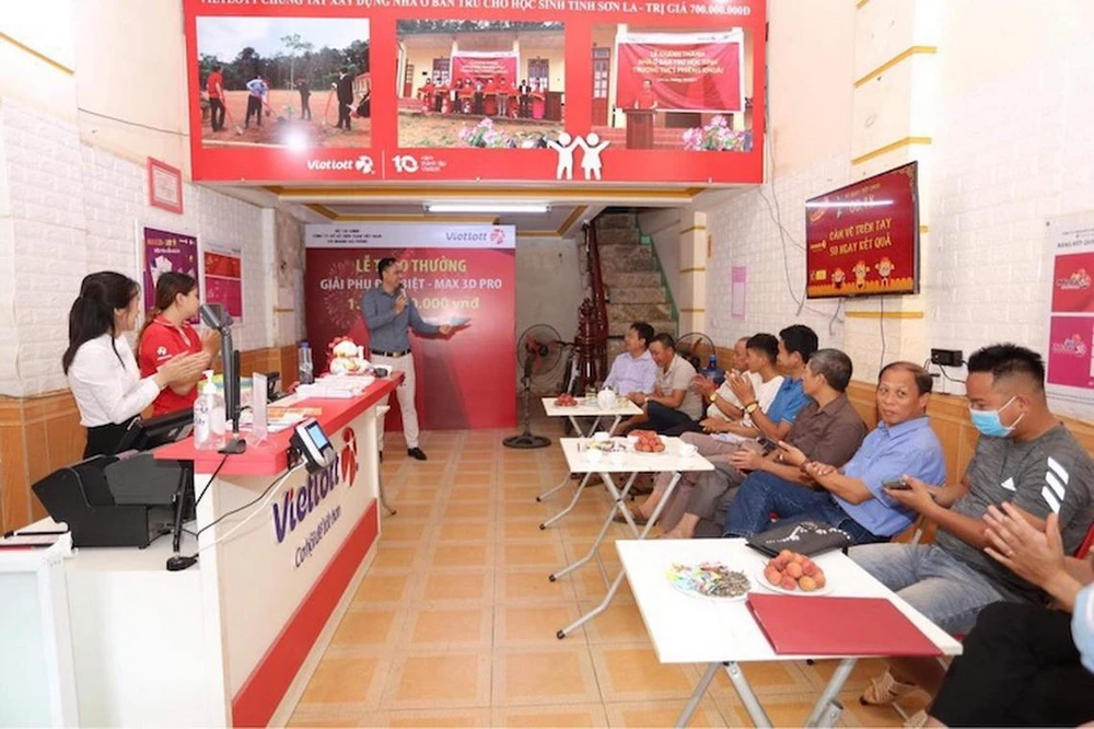 Ông Phương đã nhận giải xổ số tiền tỉ dưới sự chúc mừng của nhiều người.