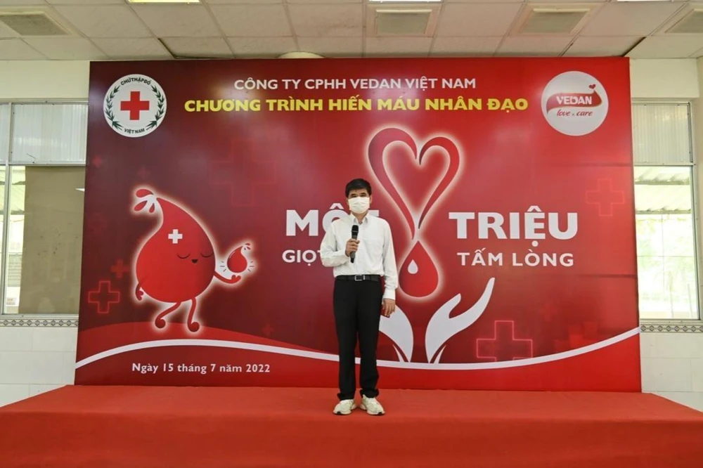 Ông Ko Chung Chih (Phó Tổng giám đốc Hành chính Vedan Việt Nam) phát biểu tri ân các cơ quan đoàn thể.