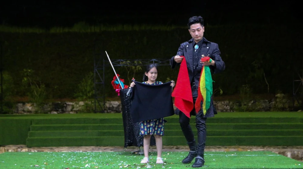 Chương trình biểu diễn xiếc và ảo thuật của Liên đoàn xiếc Việt Nam khiến du khách, nhất là trẻ em rất thích thú.