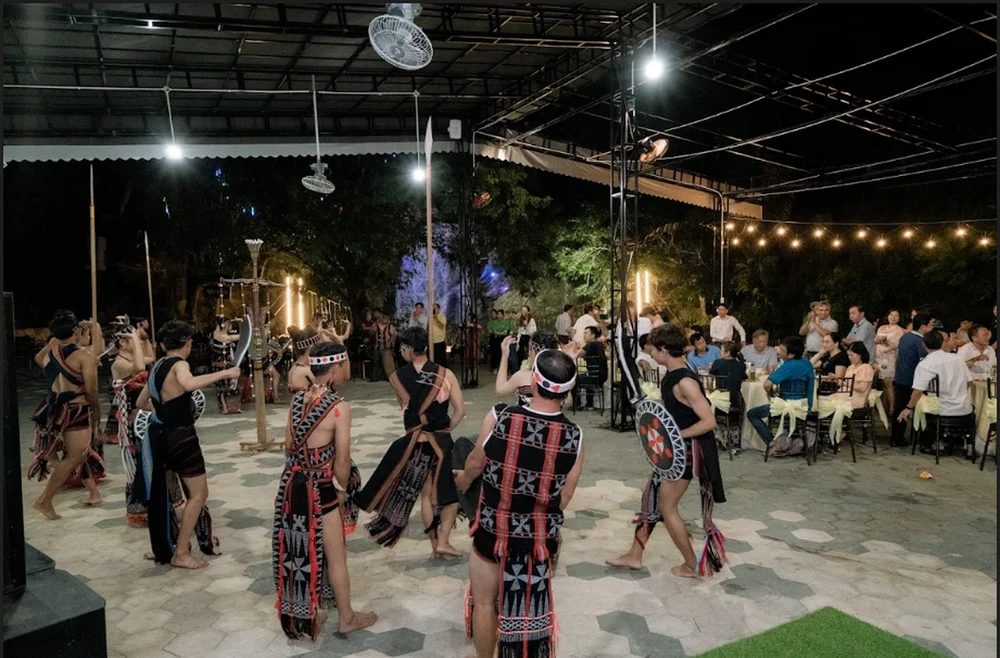 Du khách được hòa mình trong điệu múa “Tung tung ya yá” của đồng bào Cơ Tu tại Cổng trời Đông Giang.