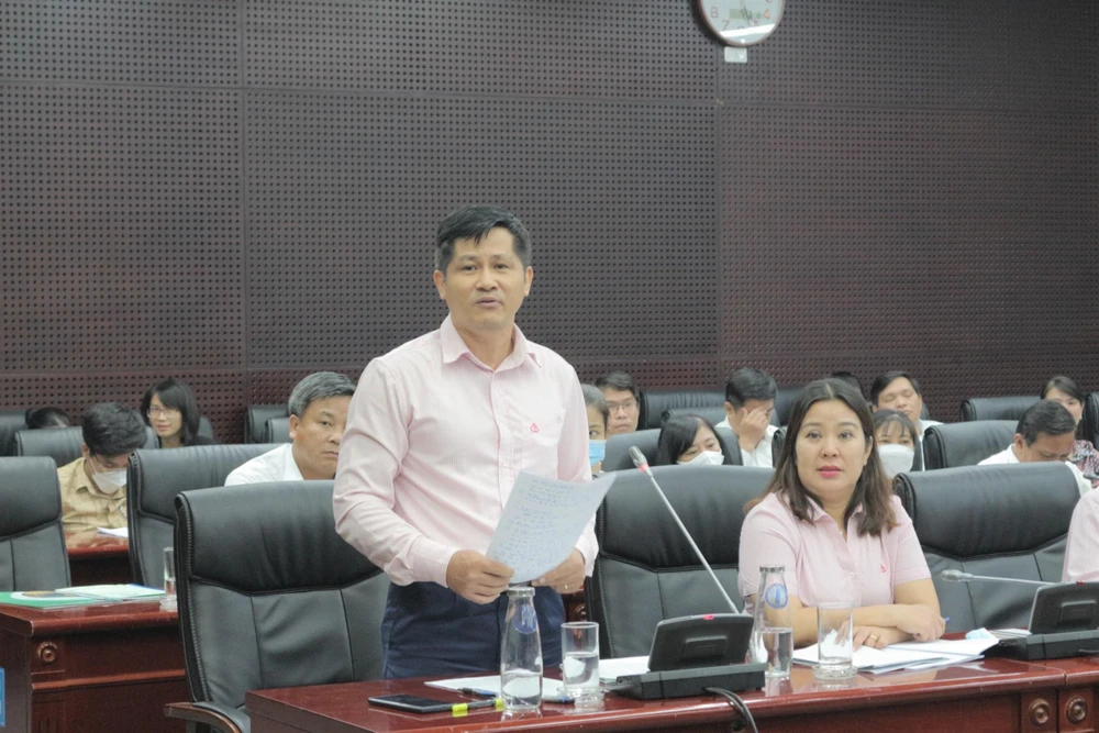 Ông Đoàn Ngọc Chung, Giám đốc NHCSXH Chi nhánh TP Đà Nẵng tiếp thu ý kiến của các xã, phường. Ảnh: T.AN