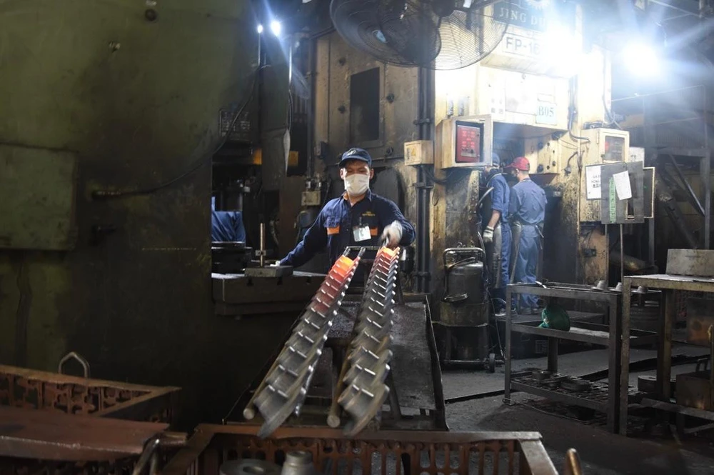 CreditUp Industry Việt Nam sử dụng nhiều giải pháp tiết kiệm điện.