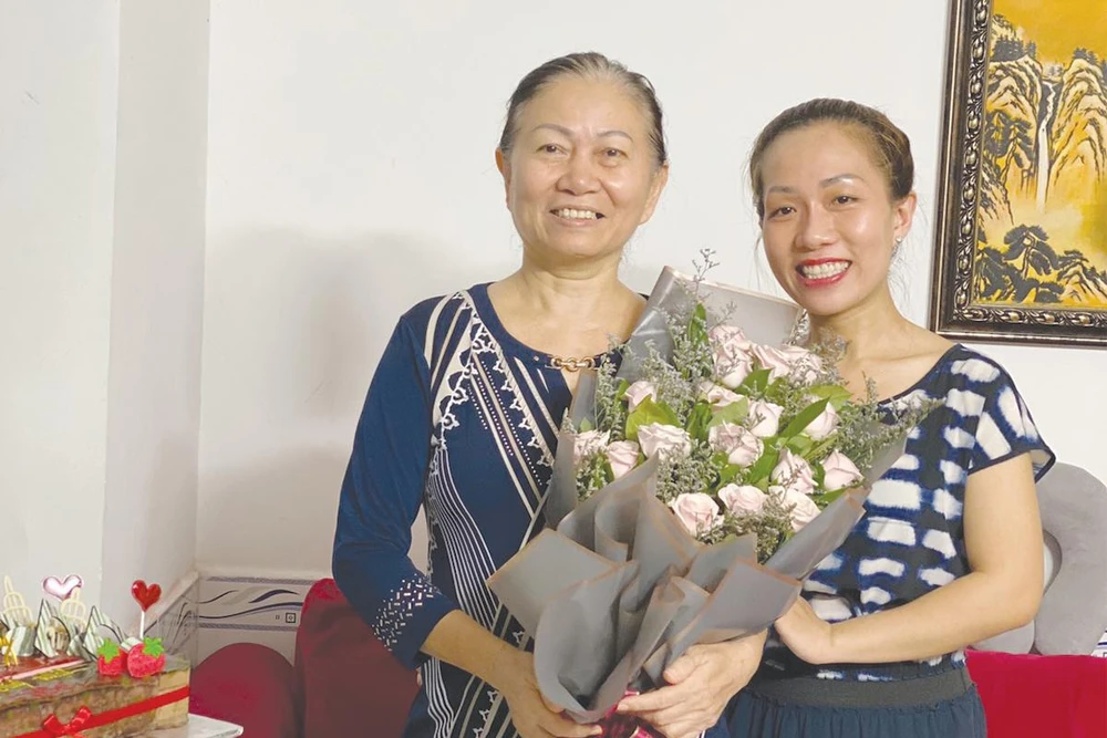 Chị Lê Trúc Ly (bìa phải) muốn kinh doanh để có thêm thời gian cho mẹ.