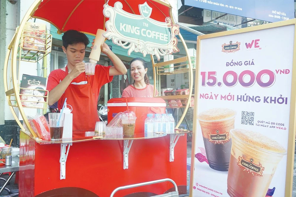 Chị Ly đang tìm và đào tạo thêm nhân viên mới để mở rộng chuỗi quán cà phê của mình.