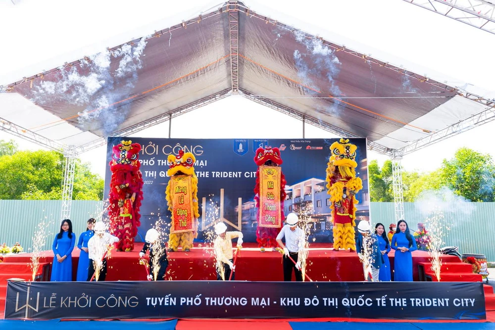 Đại diện chủ đầu tư và các đối tác thực hiện nghi thức khởi công. Ảnh: FIR