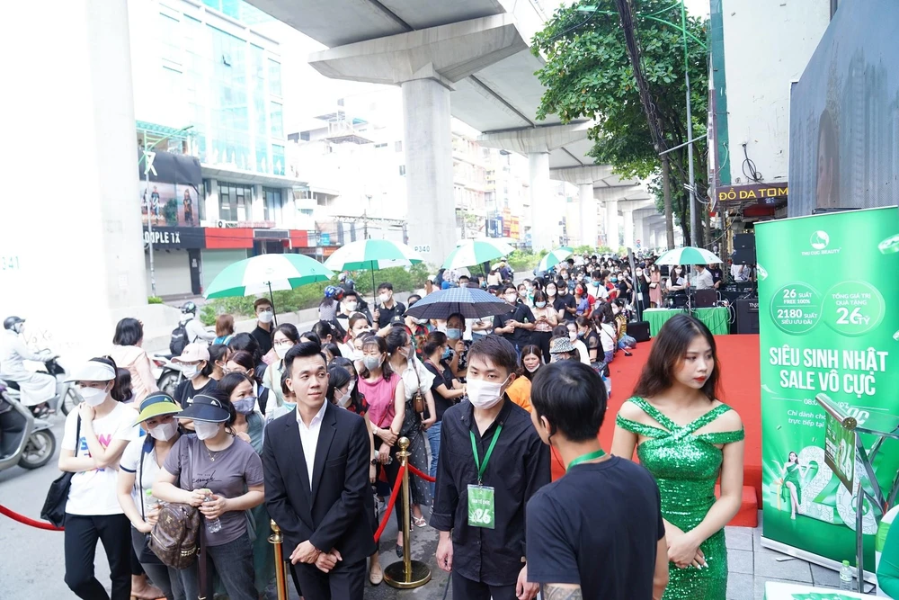 Từng dòng người xếp thành hàng dài đến tham dự sự kiện sinh nhật Thu Cúc