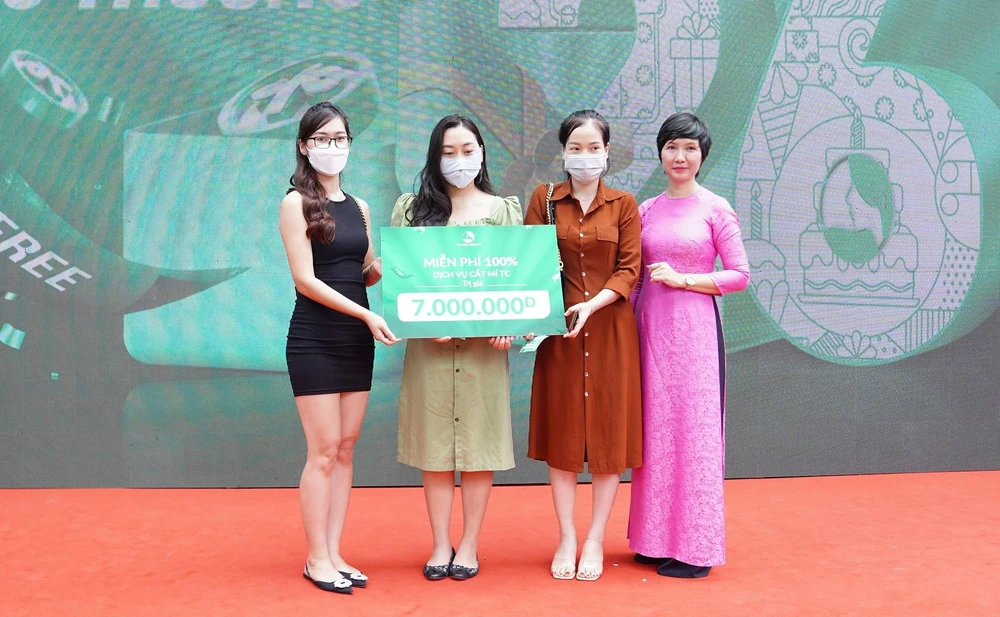 Những khách hàng may mắn đầu tiên nhận được suất ưu đãi làm đẹp 0 đồng