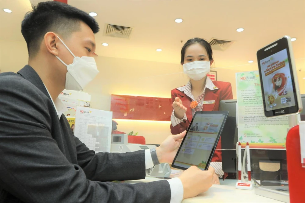 Với e-SkyOne - Sống thảnh thơi, tận hưởng 0 phí, HDBank miễn 100% phí tất cả giao dịch online và nhiều loại phí khác, ưu đãi đến trọn đời cùng vô vàn tiện ích hấp dẫn khác dành cho tất cả khách hàng cá nhân. Với e-SkyOne - Sống thảnh thơi, tận hưởng 0 phí, HDBank miễn 100% phí tất cả giao dịch online và nhiều loại phí khác, ưu đãi đến trọn đời cùng vô vàn tiện ích hấp dẫn khác dành cho tất cả khách hàng cá nhân.